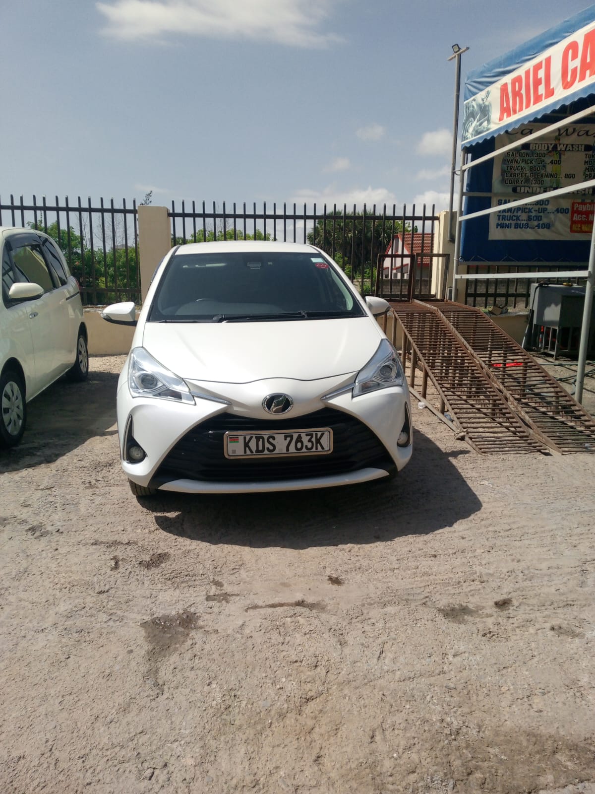 Toyota Vitz White